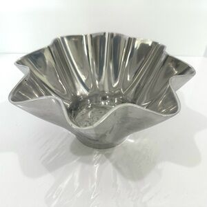 Vtg Silver Hammered Aluminum Metal Bowl Mold Fluted Floral Scalloped Crushed 7x5